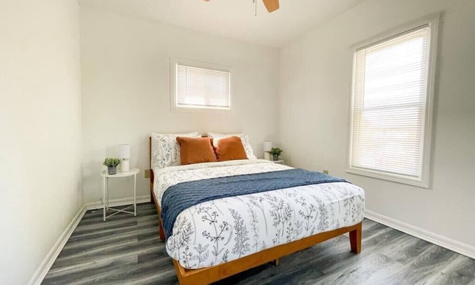 Cleveland Apartment | The Sunroom Apartment 2plus2 West Cleveland