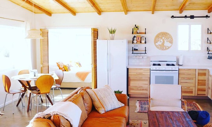 Joshua Tree House | The Sunset Road House (Hot Tub! Hammocks! Fireplace!)