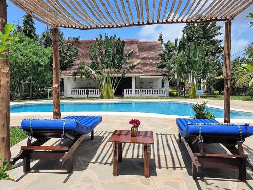 Ukunda House | The Swimming Ostrich