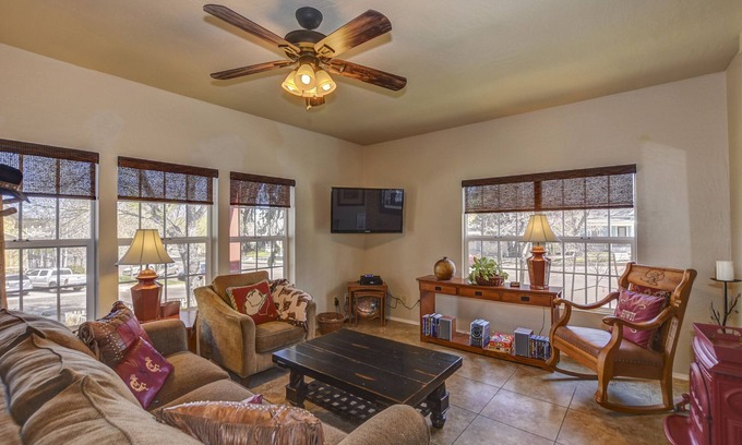 Prescott House | The Townhouse a spacious 2 bedroom near Whisky Row on quiet Union Street