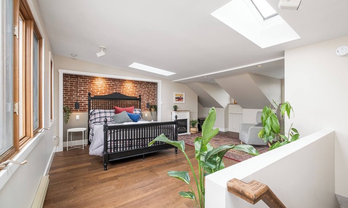 Inner Harbour House | The Townhouse, Downtown Kingston