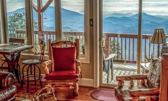 West Jefferson Cabin | The Treetop Terrace, VIEWS, DECKS, SLEEPS 13