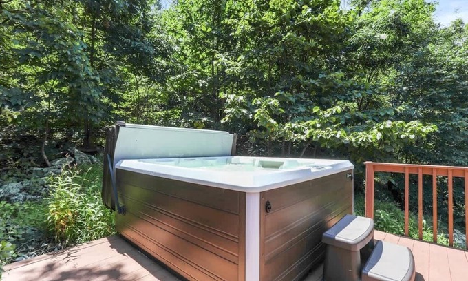 Front Royal Cabin | The Trillium Cabin | Hot Tub, Games, Views, & More
