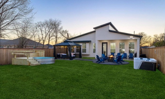 West Dallas House | The Trinity | Hot Tub/Pool/Arcade/10 min Downtown