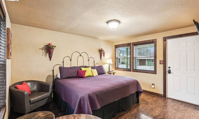 Granbury Cottage | The Tuscan Cottage at Travis Street Cottages