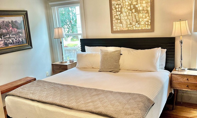 Washington Ave./ Memorial Park House | THE URBAN CANOPY RETREAT, PET FRIENDLY, PRIVATE DRIVEWAY PARKING