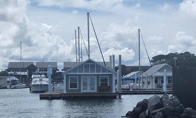 Downtown Boat Rental | The View! Hidden Gem! Pristine! Quiet Retreat! Charming! Go fish! Dock a boat!