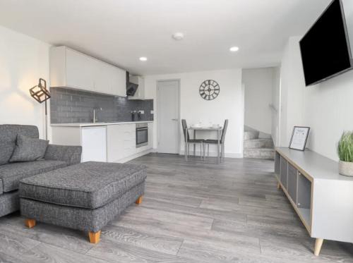 Hartshill Apartment | The View - Private Car Park with CCTV - Fast WiFi - Peaceful Retreat with Views for Business or Couples