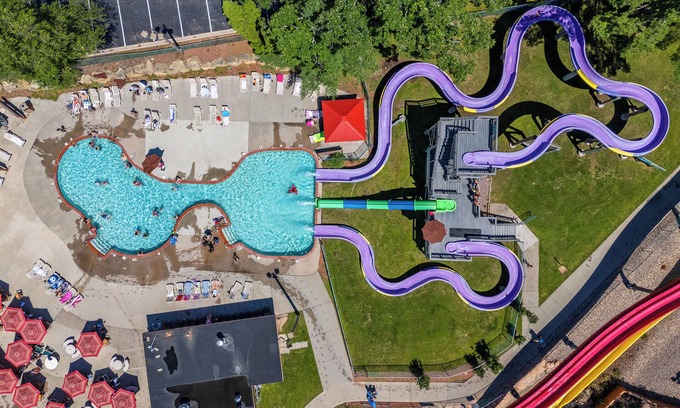 Wisconsin Dells Condo | The Villa - 3BR Luxury Retreat for 14 w/Whirlpool Tub & Pet-Friendly Setup