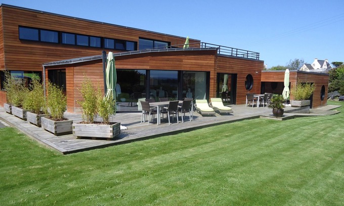 Plougrescant Villa | The `Villa Des Îles' (Villa of the Isles)
