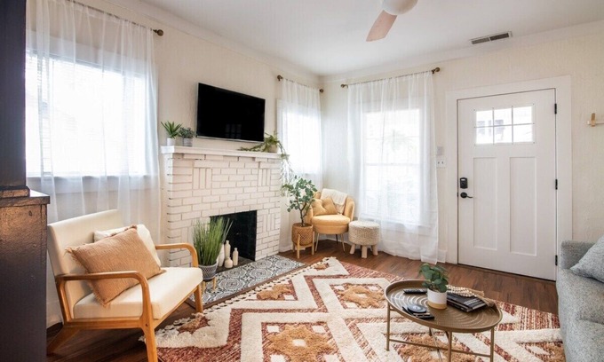 Five Points South House | The Vinyl - Near UAB & DT - Full of charm and eclectic decor w/front porch and fire table