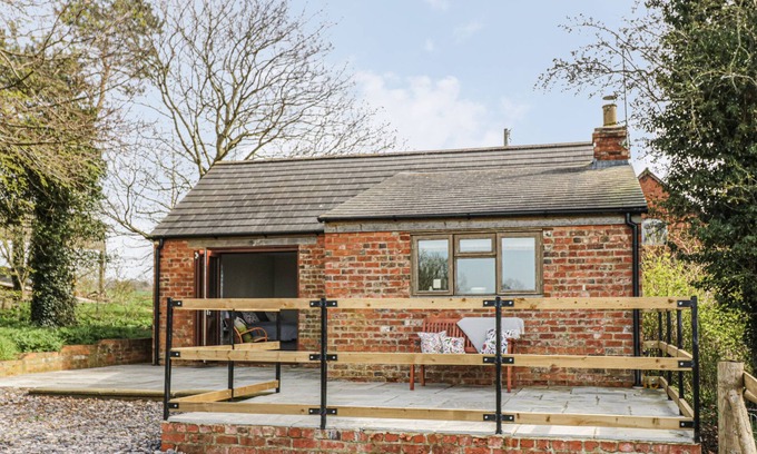 Sibford Gower Cottage | THE WASH HOUSE, with open fire in Sibford Ferris