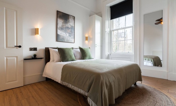North West Apartment | The West End Retreat - 5 star Apartment