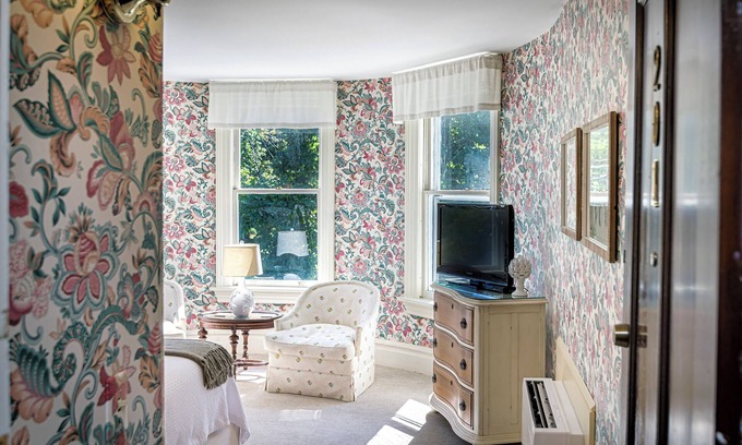 Ridgefield Hotel | The West Lane Inn - Queen Room