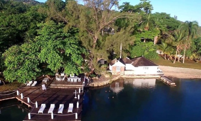 Reading House | The Wharf House - Old World Charm By The Sea