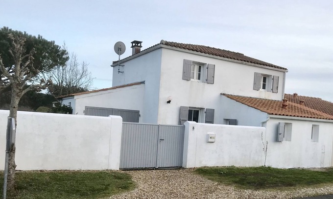 Dolus-d'Oleron House | The white and gray house is waiting for you
