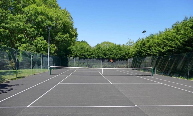 Upper Dicker House | The White Cottage with Tennis Court, Hot Tub, BBQ
