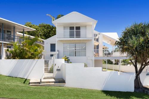 Coolum Beach House | The White House - Spectacular Ocean Views, WiFi, Central Coolum