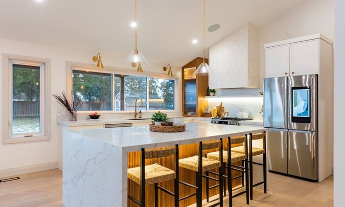 Caledonia House | The White House w/Hot Tub