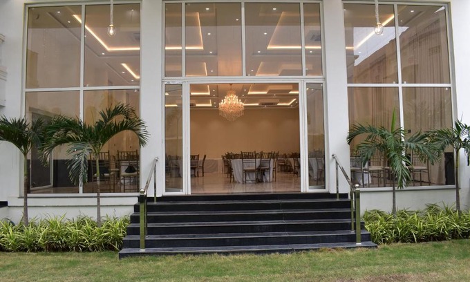 Gaya Hotel | The White Lotus