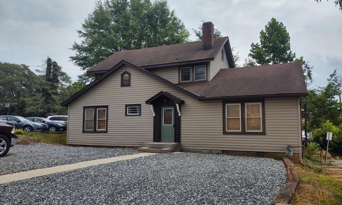 Brevard House | "The White Squirrels Townhouse" -step out to Main St.!