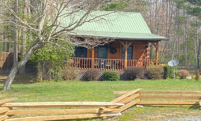 Lerona Cabin | The Whitetail a cozy cabin at Pipestem Place