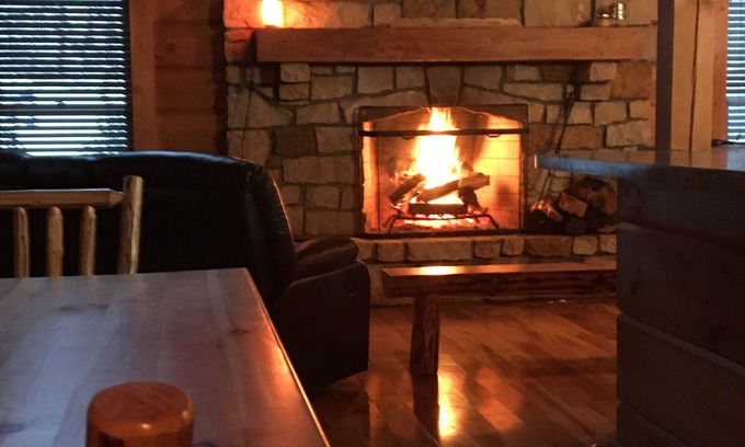 Wheeling House | The Willow Cabin - Luxury Cabin on the Creek close to attractions