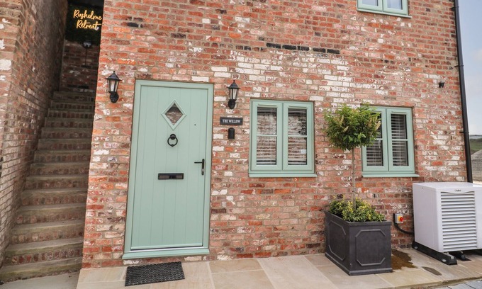 Selby Cottage | THE WILLOW, with hot tub in Drax, North Yorkshire