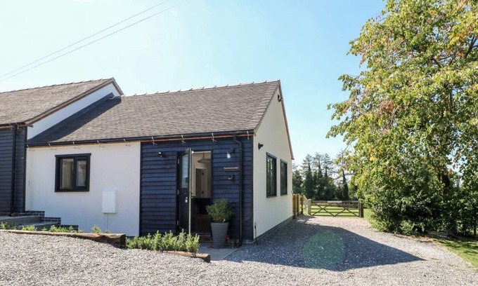 Fenny Bentley Cottage | The Wood Shed 5*, Private Hot Tub, Derbyshire Dales/Peak District.