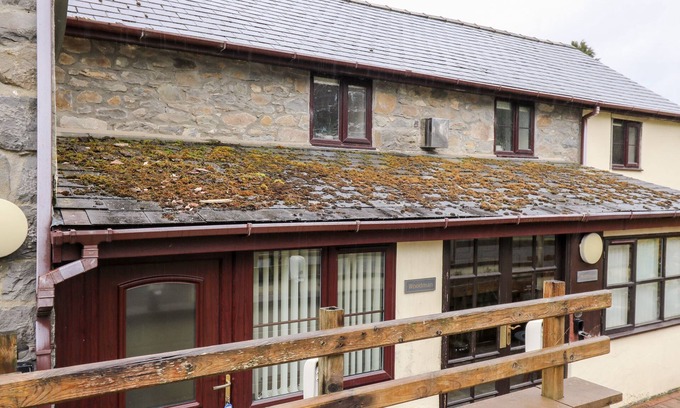 Llanwrthwl Cottage | THE WOODMAN, pet friendly, character holiday cottage in Rhayader