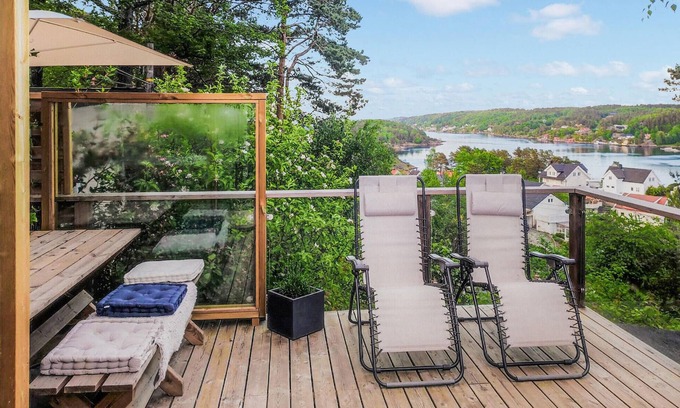 Arendal House | The Woodpecker Cottage Tree