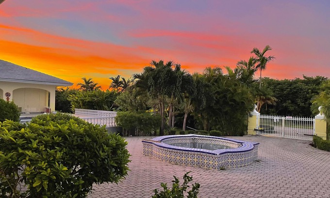Bahamia West House | The Xanadu Tradewinds, Home Away to Paradise 8000 sq ft of privacy and a Pool.