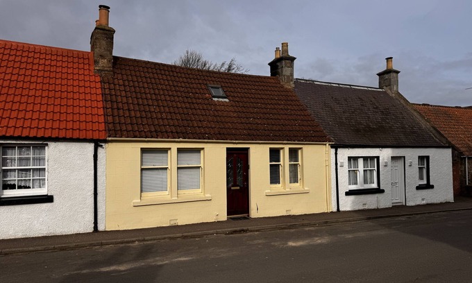 Leuchars Cottage | The Yellow Cottage - sleeps 5 guests in 3 bedrooms