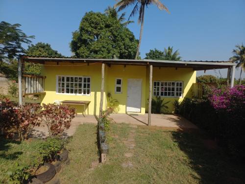 Xai-Xai Apartment | The Yellow House