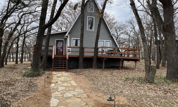 Whitesboro Cabin | The Zane Gray Cabin private retreat with Starlink & EV Charging by Lake Texoma