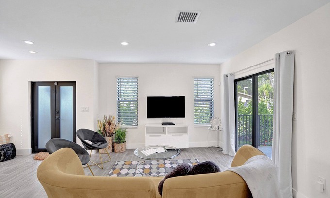 Progresso Village Condo | The Zen Suites