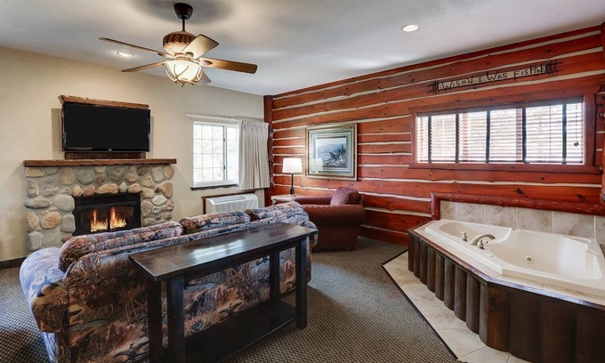 Johnston Hotel | Theme Suite w/Whirlpool Cottage, Stoney Creek Des Moines, Free Breakfast