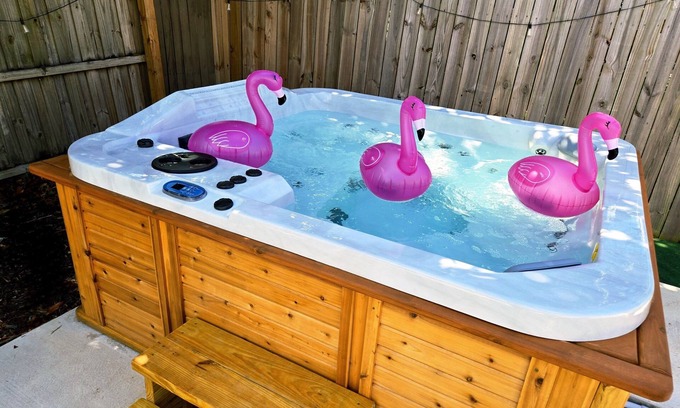 South Pinellas Community Council House | "The🦩Mingo" – Hot Tub, Fire Pit, Pet Friendly - Minutes to Madeira Beach - Guests Love It!