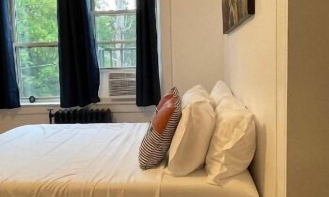 East Avenue Apartment | This apartment is a 0 bedroom(s), 1 bathrooms, located in Rochester, NY.