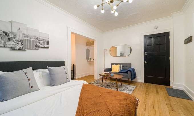 East Avenue Apartment | This apartment is a 0 bedroom(s), 1 bathrooms, located in Rochester, NY.