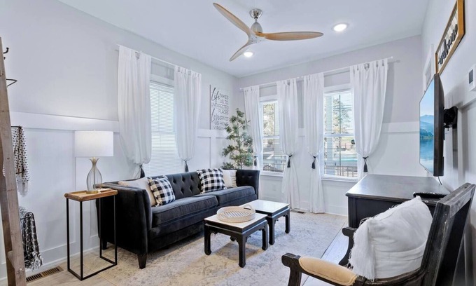 Downtown Apartment | This apartment is a 1 bedroom(s), 1 bathrooms, located in Hampton, VA.