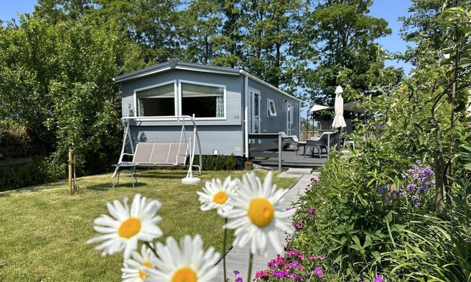 Sint Maarten House | This beautiful chalet is located on the edge of the park overlooking one of the oldest dikes in the Netherlands: the Valkkogerdijk.