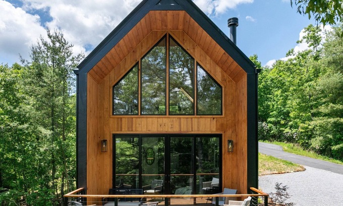 Young Harris Cabin | This cabin is a 1 bedroom(s), 1 bathrooms, located in Young Harris, GA.