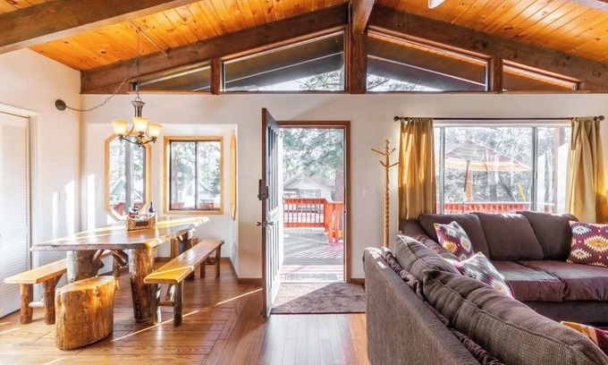 Sugarloaf Cabin | This cabin is a 2 bedroom(s), 2 bathrooms, located in Big Bear, CA.