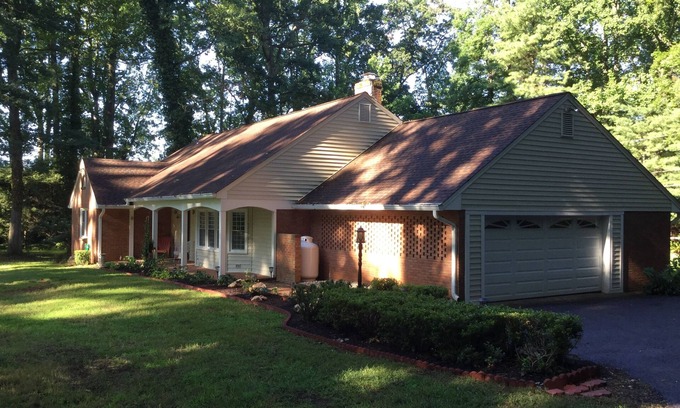 Warrenton House | This charming and spacious home on 1.5 acres.SLEEPS 16 and 35 NEARBY COTTAGE