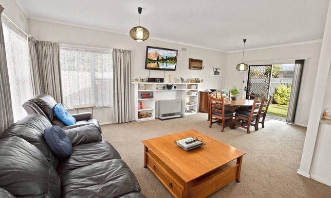 Paynesville House | This cosy 3 bedroom home invites you in as soon as you open the door