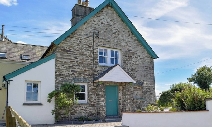 Newchapel Cottage | This cosy semi-detached cottage offers an idyllic couple’s retreat.