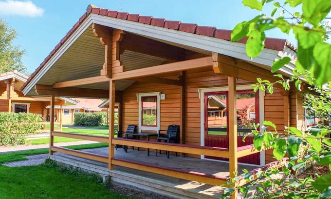 Gramsbergen House | This cozy Finnish-style vacation home is located in a welcoming vacation park in Gramsbergen with ma