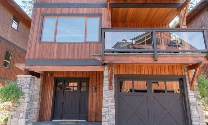 Blind Bay House | This exceptionally designed lodge offers comfort and luxurious living.