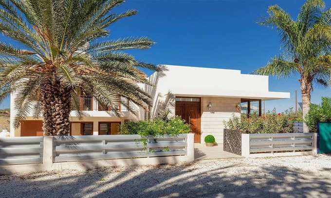 Prodromi House | This is a beautiful villa centrally located in Polis, on the outskirts of the charming fishing villa